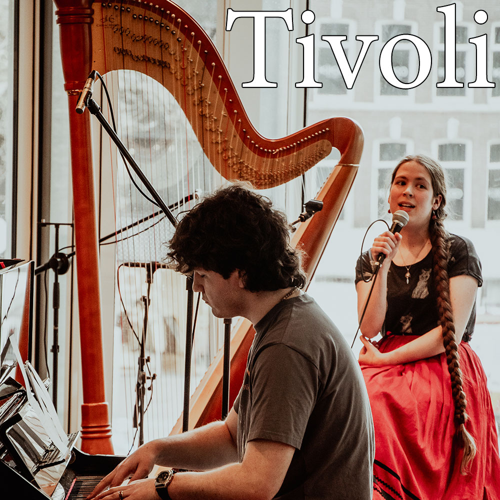 Moi-même performing at Tivoli